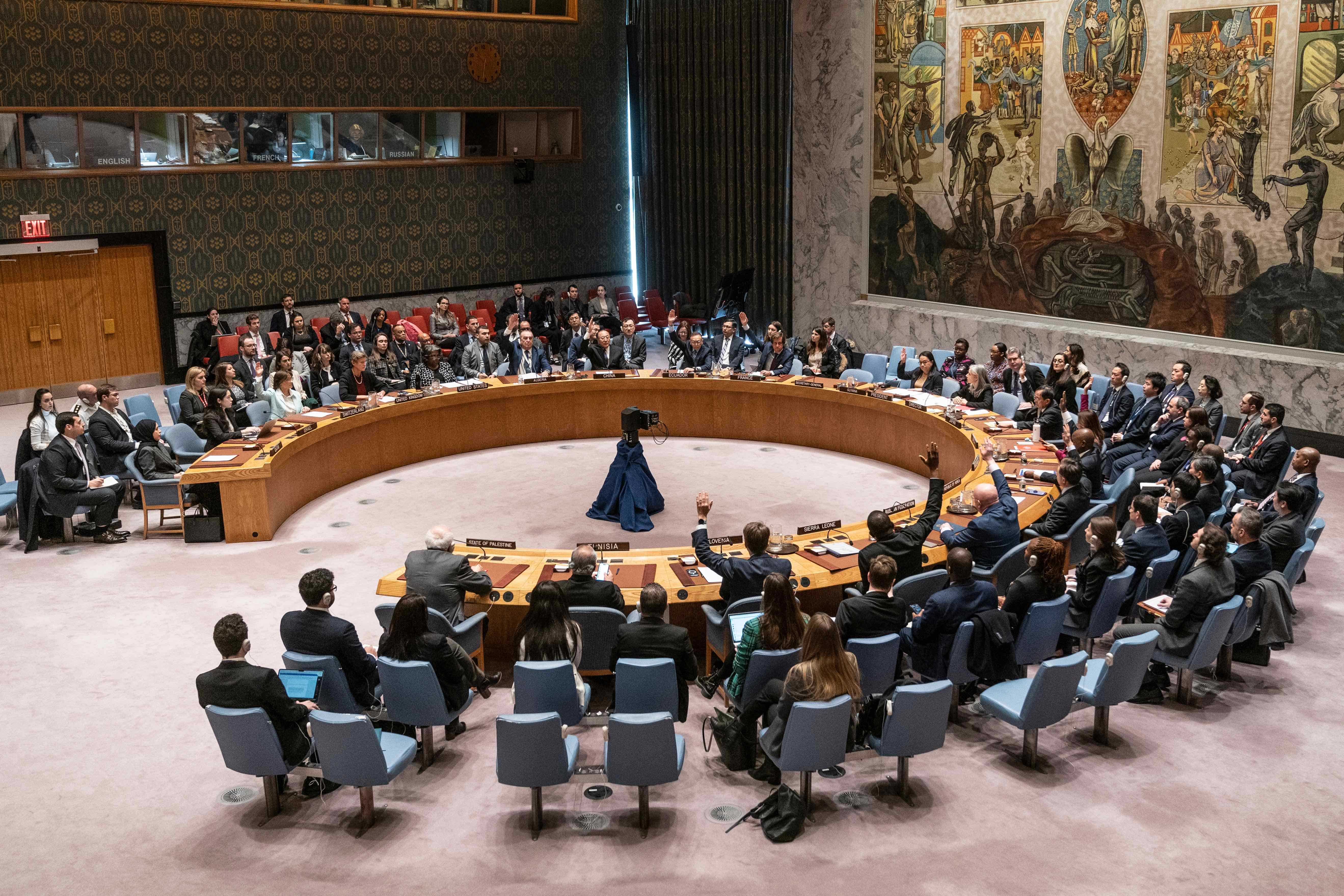 Les membres du Conseil de sécurité votent lors de la réunion du SC sur la situation à Gaza sur la résolution présentée par l'Algérie au siège de l'ONU à New York le 20 février 2024