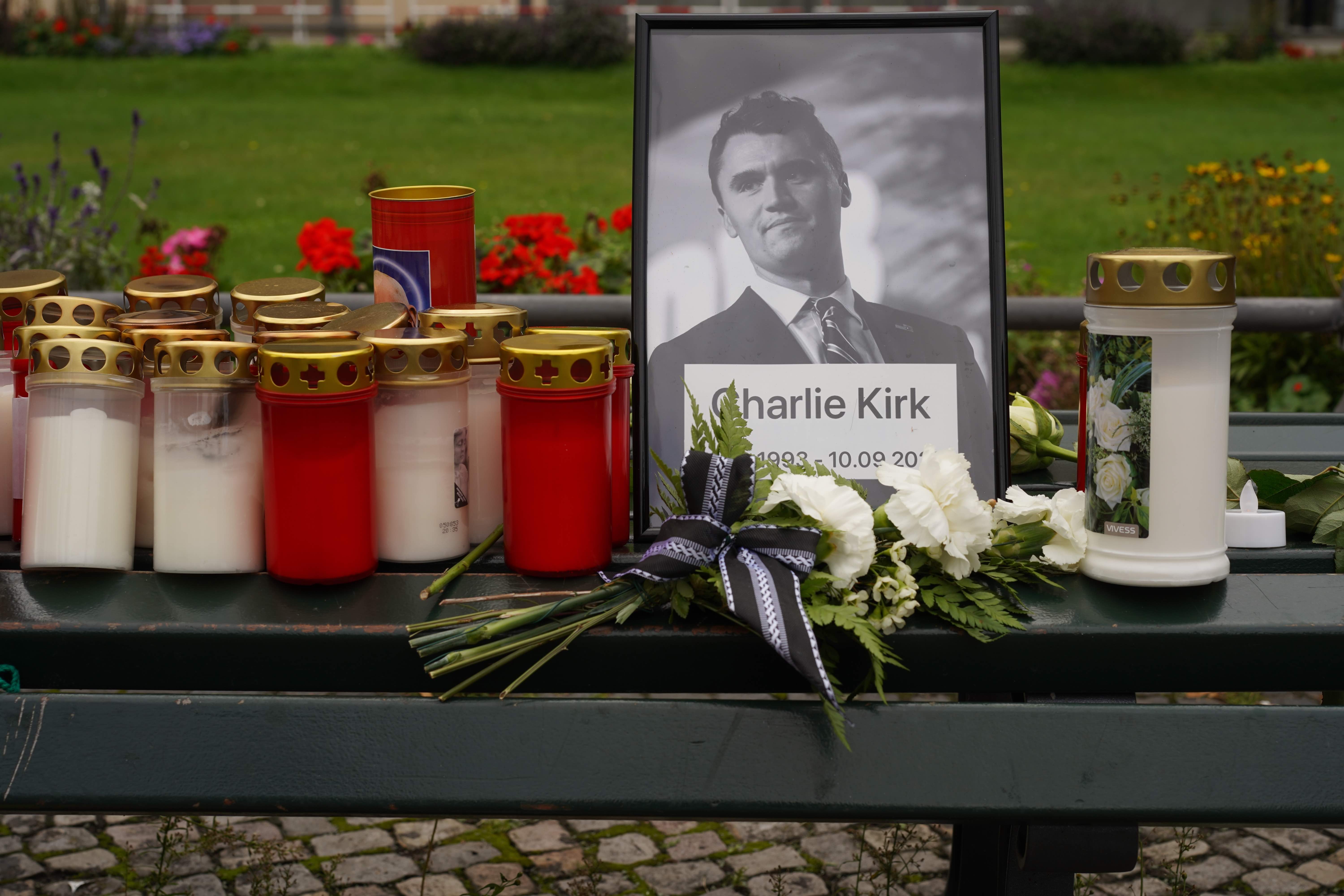 Berlin, Allemagne - 12 septembre 2025 : Mémorial improvisé pour Charlie Kirk à l'ambassade des Etats-Unis sur Pariser Platz à Berlin