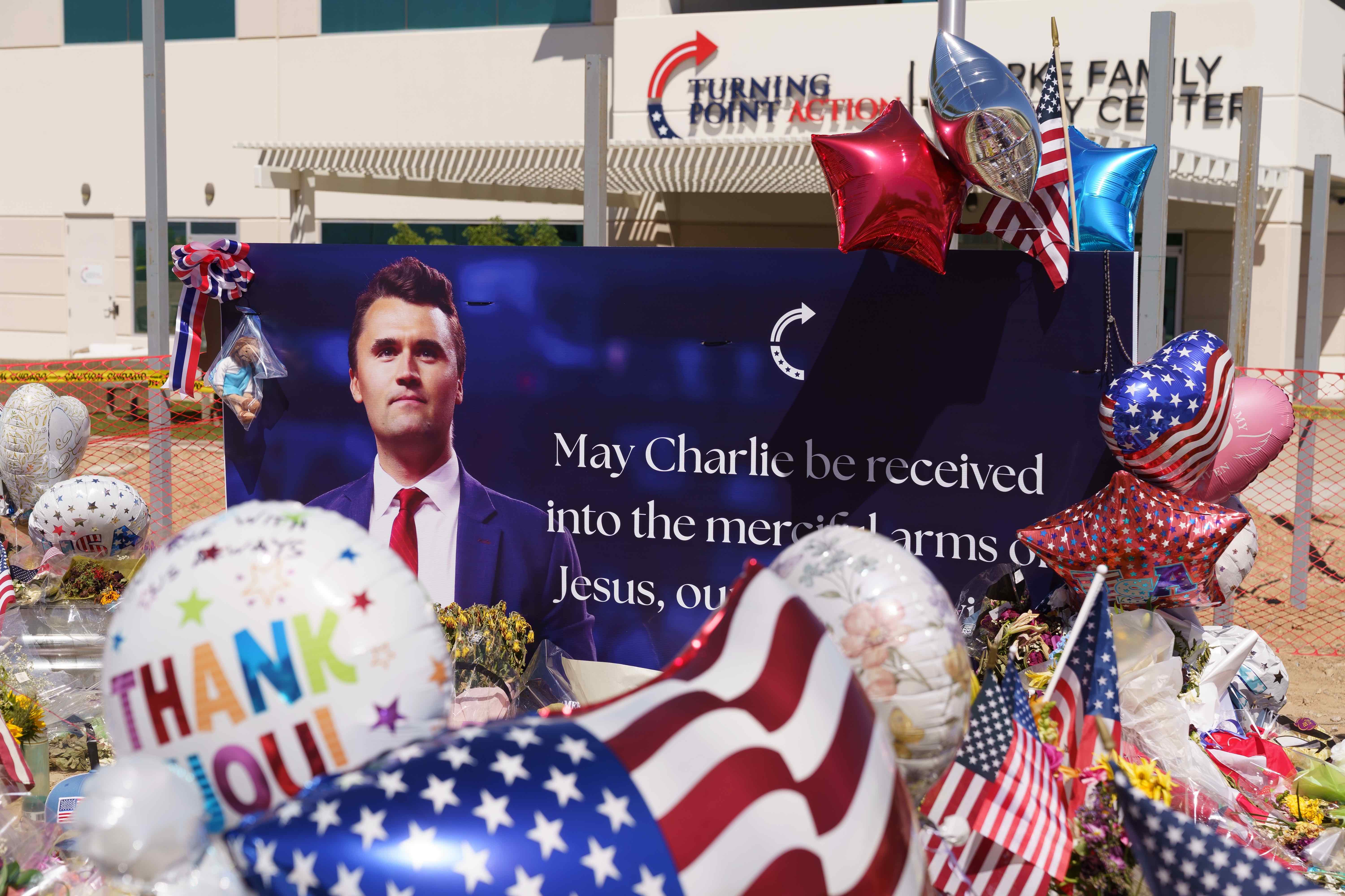 Des personnes rendent hommage au mémorial du siège de Turning Point USA, après que Charlie Kirk a été tué par balle alors qu'il parlait à l'Université de Utah Valley, 13 septembre 2025.