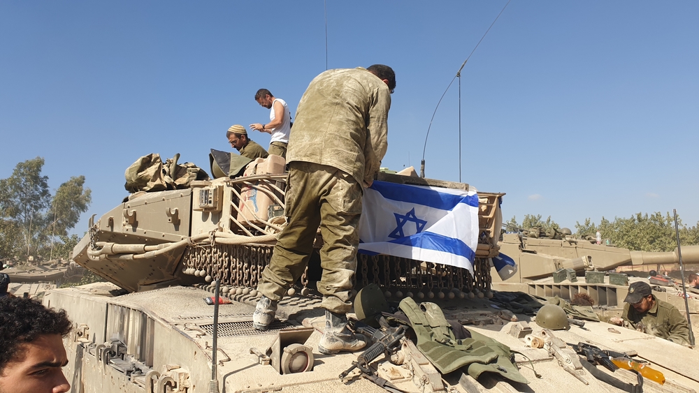 Des véhicules militaires et des soldats des Forces de défense israéliennes, FRONTIÈRE DE GAZA, ISRAËL. 22 octobre 2023.