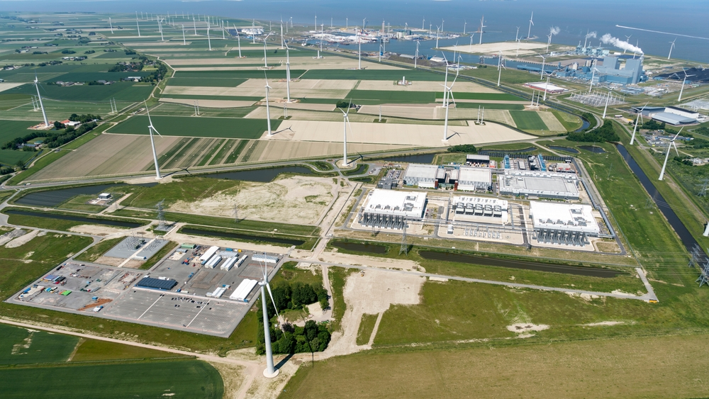 Eemshaven, Pays-Bas. Vue aérienne du nouveau centre de données de Google Alphabeta près de Delfzijl dans la province de Groningen. Derrière la centrale électrique bleue de RWE.