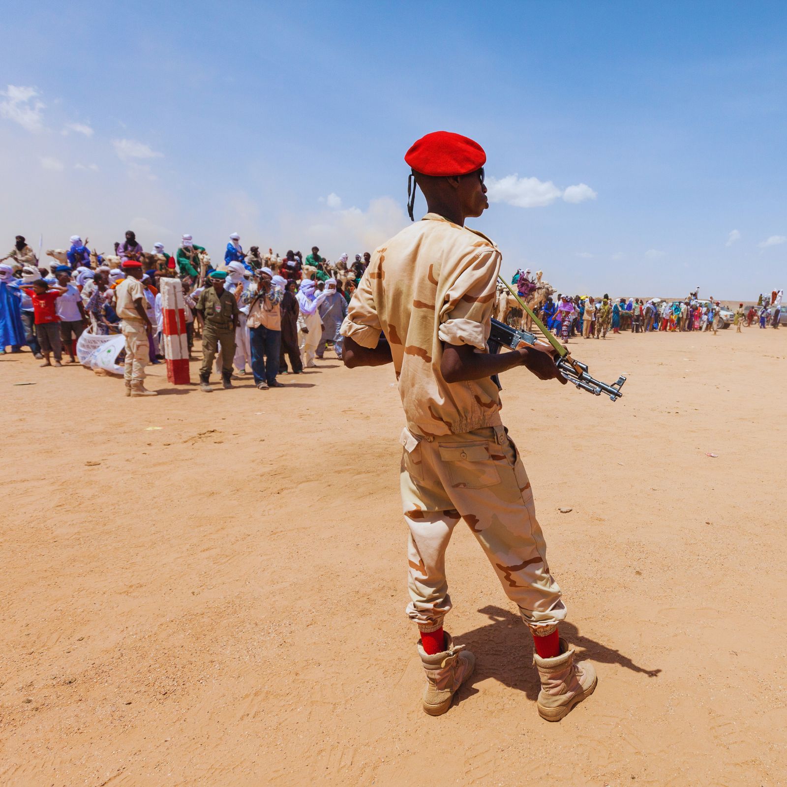 Ingall, Niger - septembre 2013 : soldat armé dans un paysage désertique