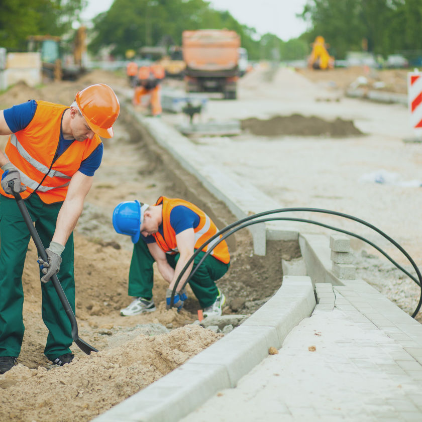 Des ouvriers du bâtiment rénovent une route dans une grande ville