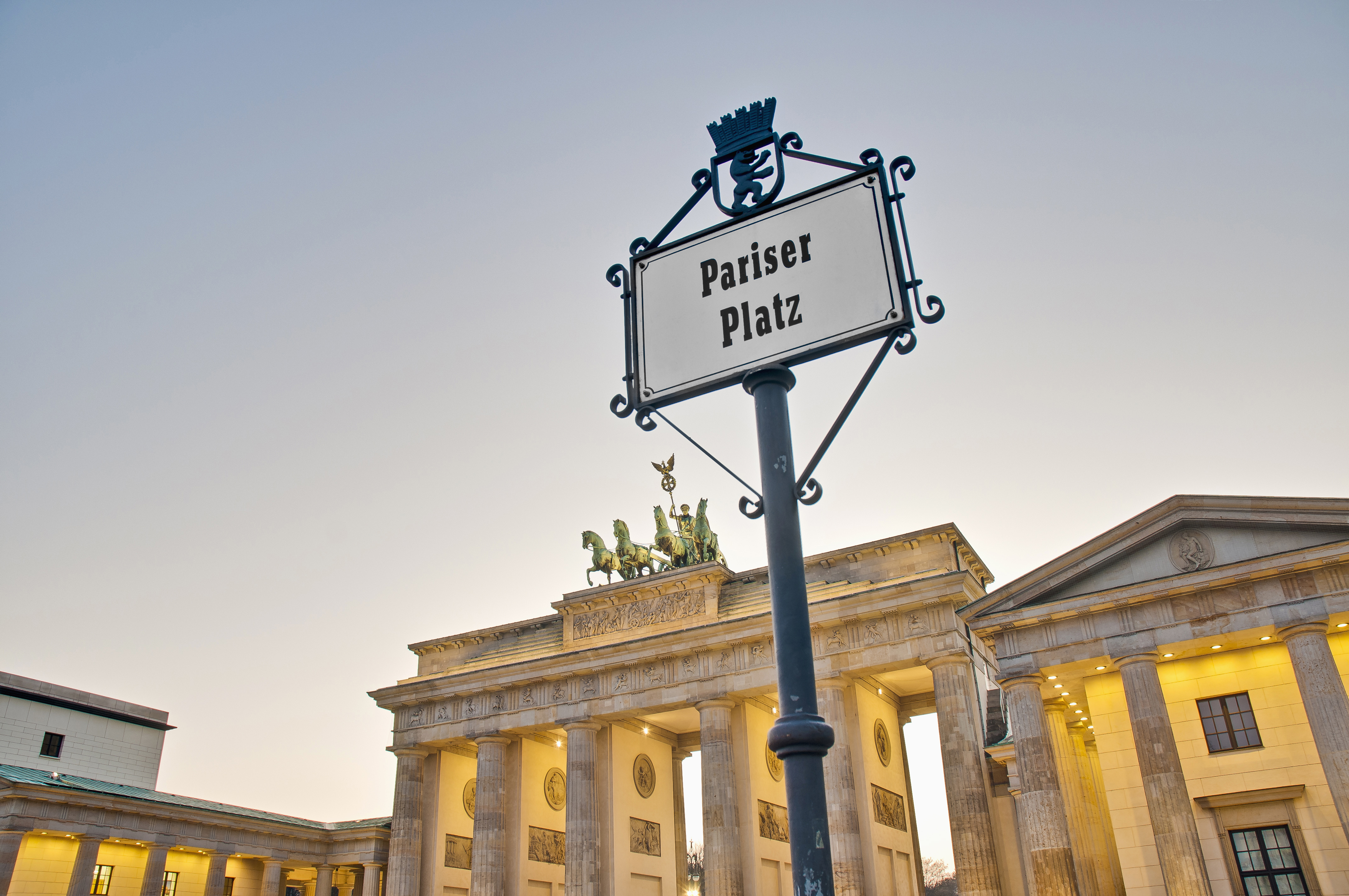 Der Pariser Platz auf der Ostseite des Brandenburger Tors in Berlin, Deutschland