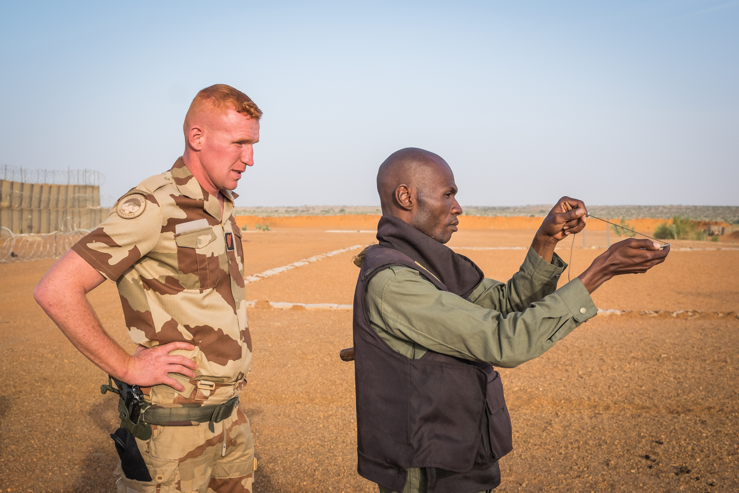 Ansongo, Mali, décembre 2015 – Formation d’un soldat malien par un soldat français dans le  cadre de l’opération militaire Barkhane