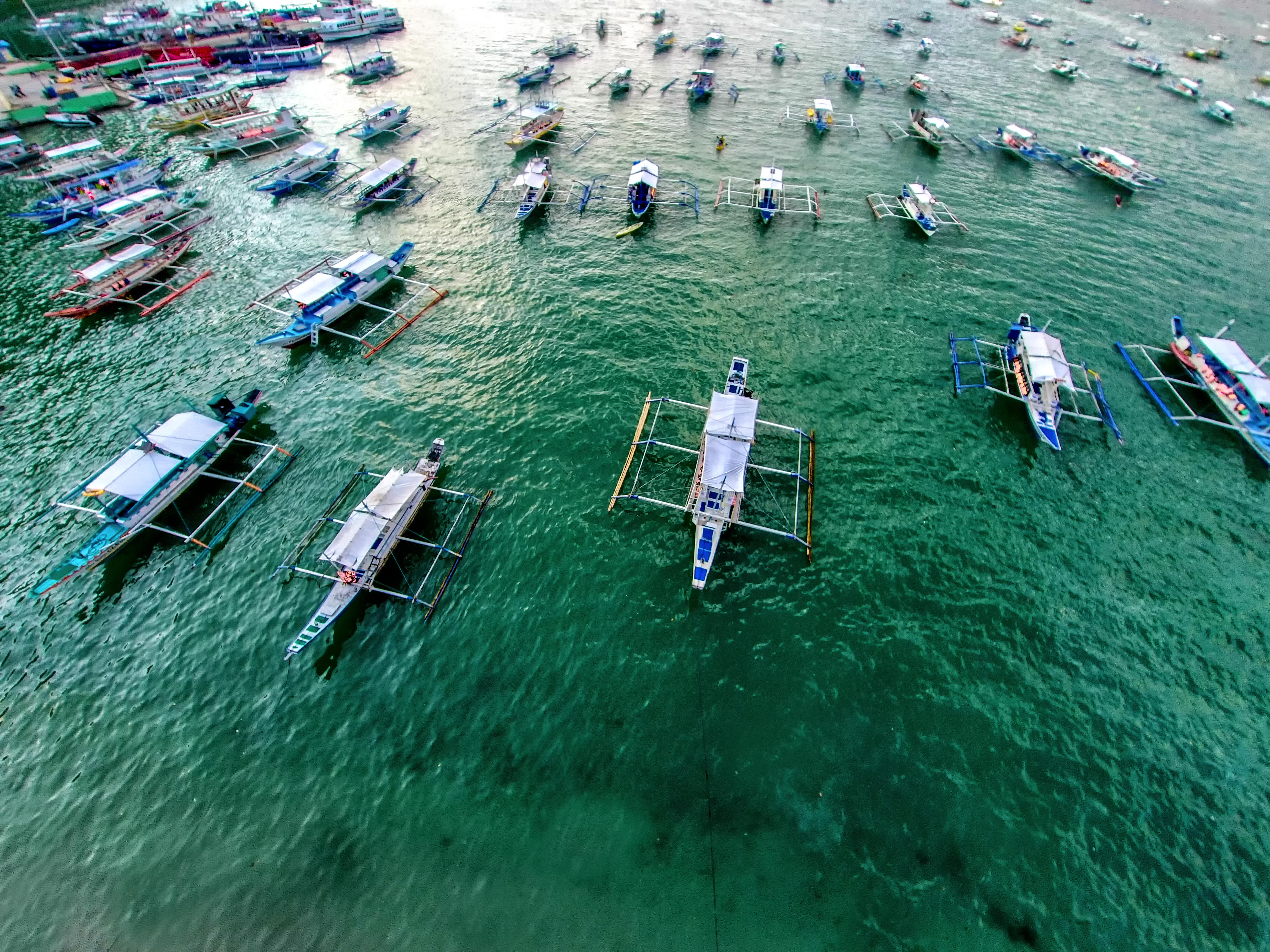 Vue aérienne de plage avec des bateaux de pêche. Elnido, Philippines, 2018.  © Shutterstock.com