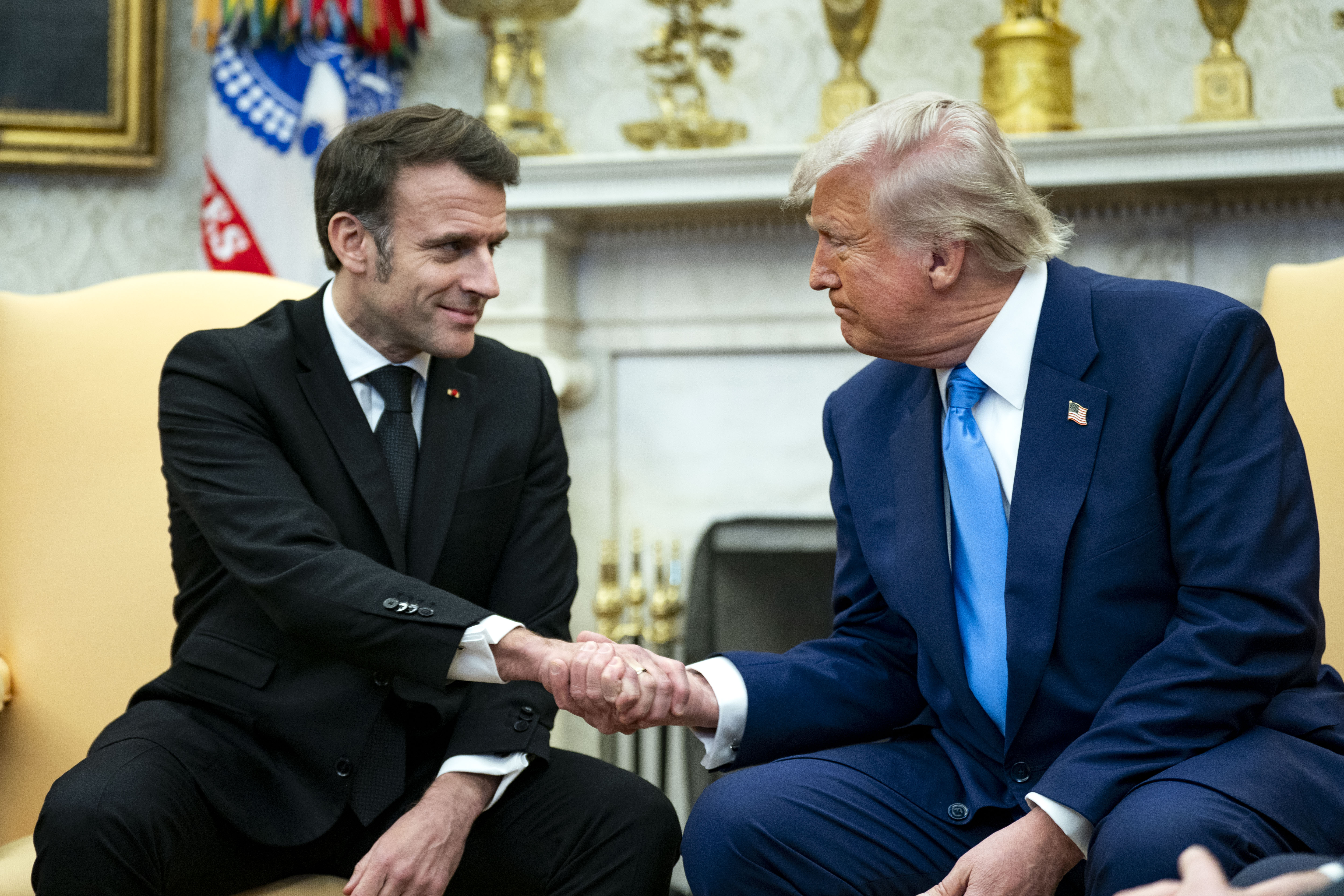 Donald Trump salue le président français Emmanuel Macron à la Maison Blanche, Washington - 24 février 2025