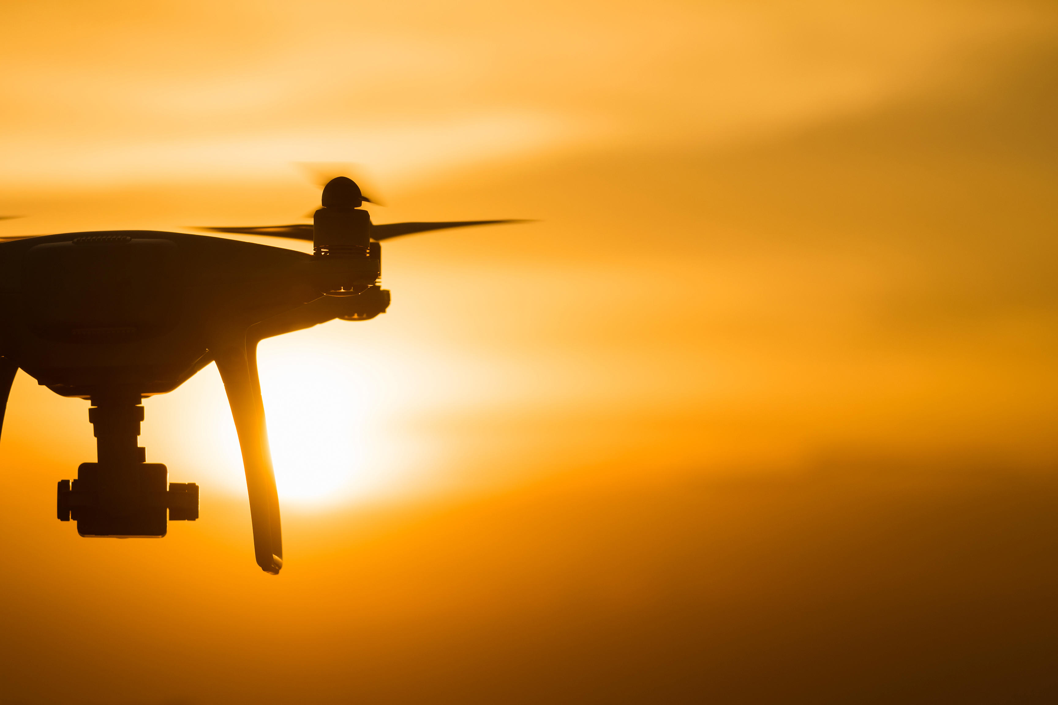 Drone quad copter avec appareil photo numérique pour la surveillance.