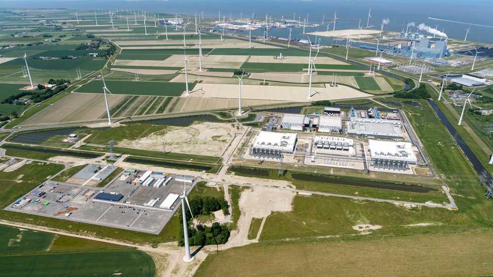 Eemshaven, Pays-Bas. Vue aérienne du nouveau centre de données de Google Alphabeta près de Delfzijl dans la province de Groningen. Derrière la centrale électrique bleue de RWE.