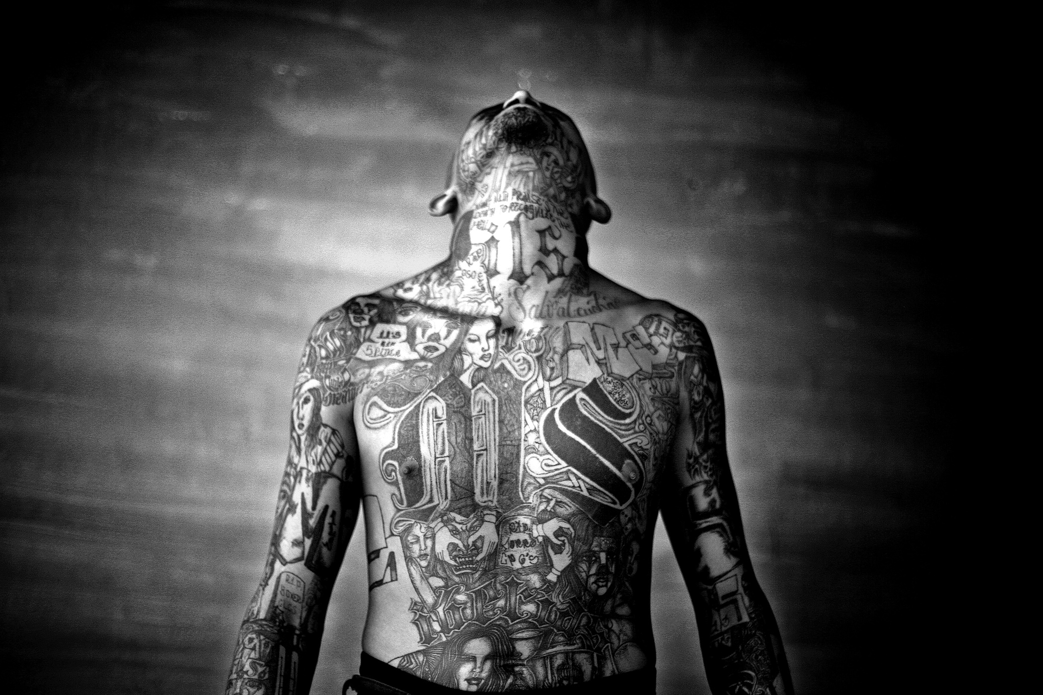 Chelatenango, El Salvador. May 2007. A member of the Mara Salvatrucha gang displays his tattoos inside the Chelatenango prison.