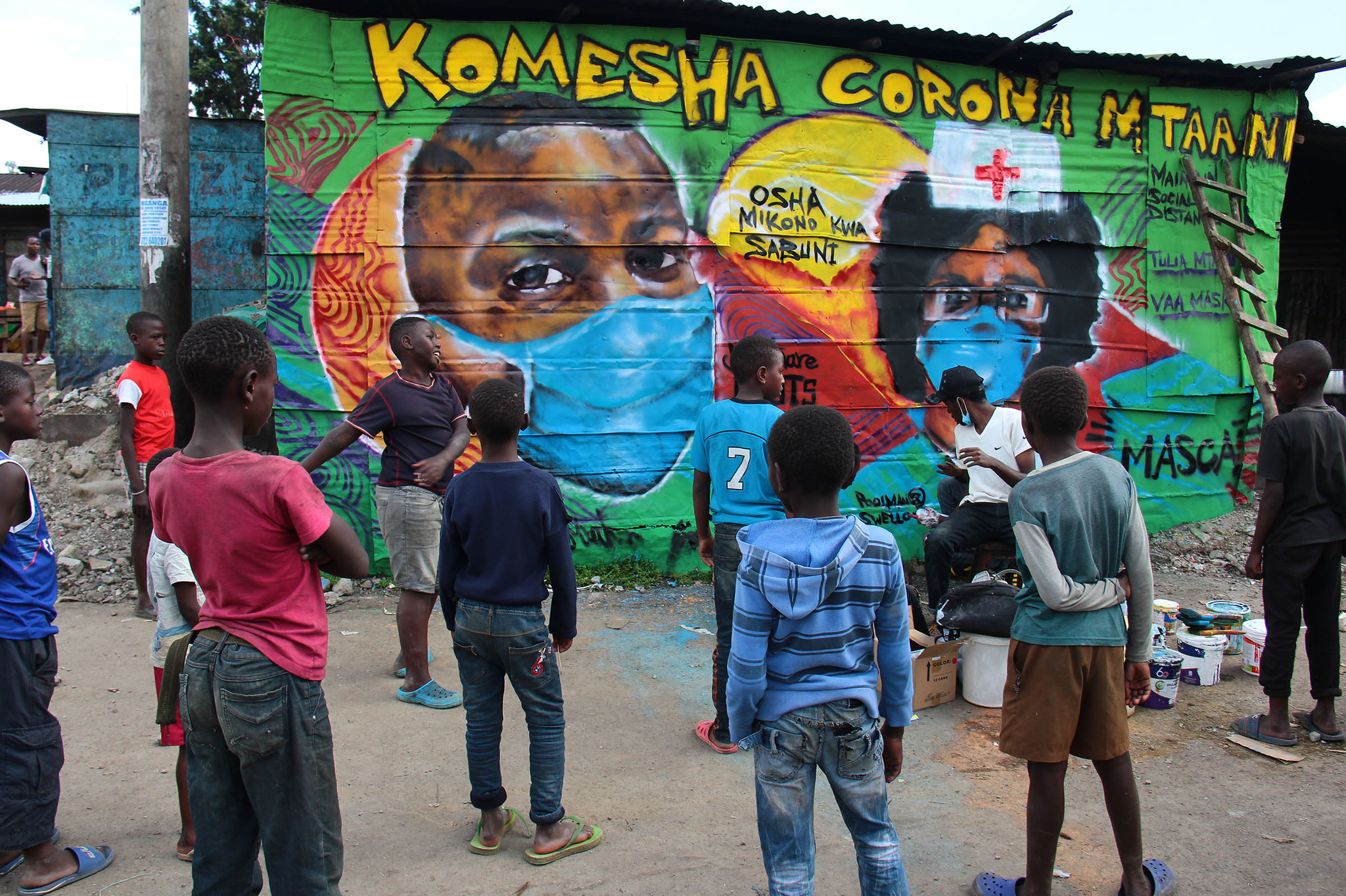 Peintures murales pour sensibiliser au COVID-19 dans le quartier informel de Mathare, à Nairobi, au Kenya, en avril 2020 