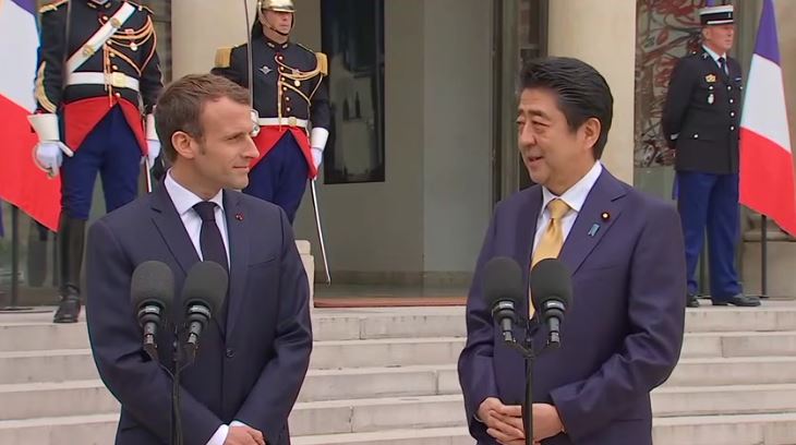 Le Président Emmanuel Macron reçoit Shinzo Abe, Premier ministre du Japon