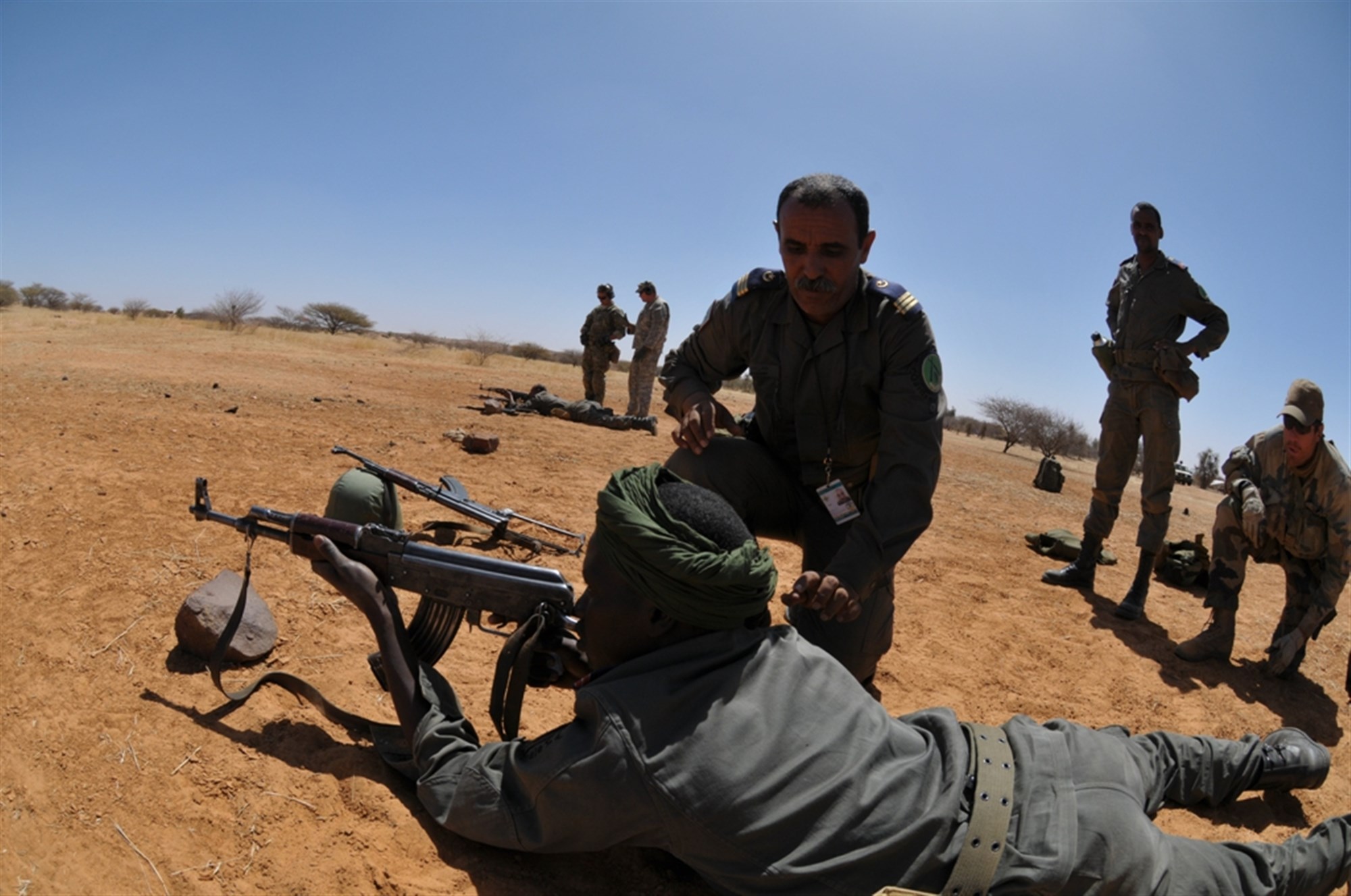 Un soldat mauritanien s'entraîne à viser lors du Flintlock 2013