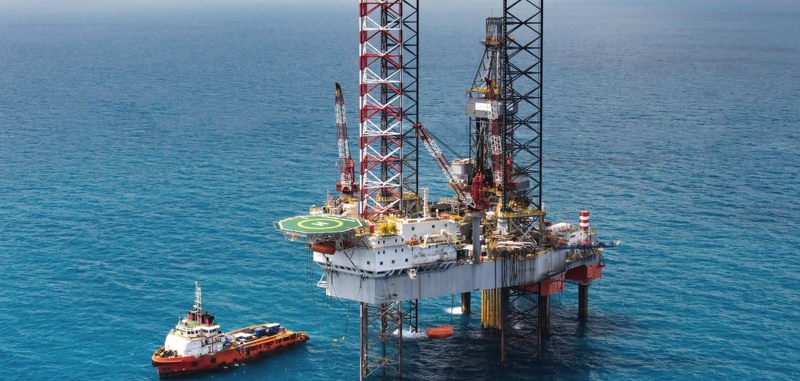 Offshore oil rig drilling platform in the gulf of Thailand / Shutterstock