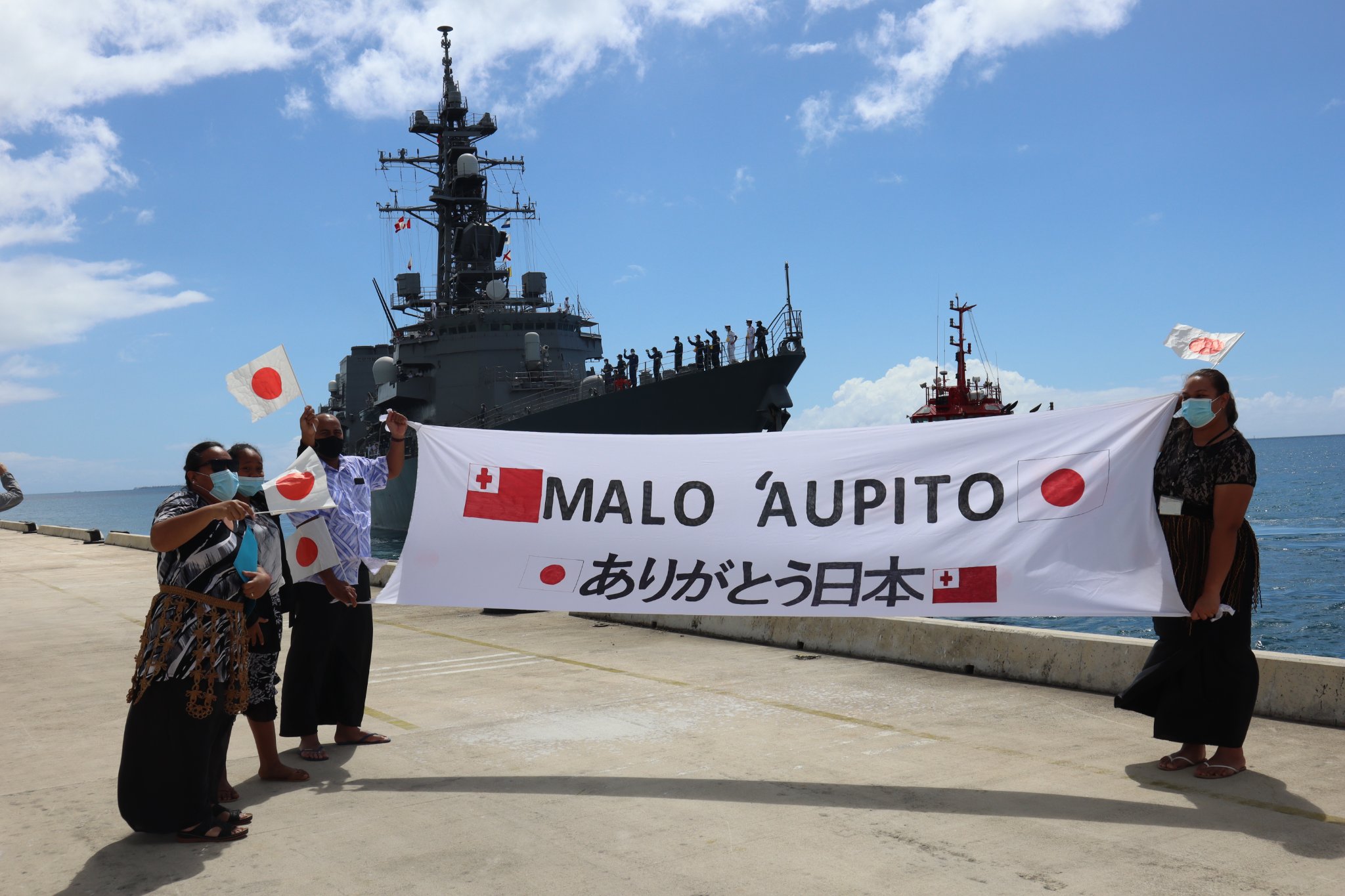 Tongan people greeting the Japanese destroyer Osumi arriving to deliver relief supplies after the volcanic eruption and tsunami of January 2022. © Embassy of Japan in Tonga