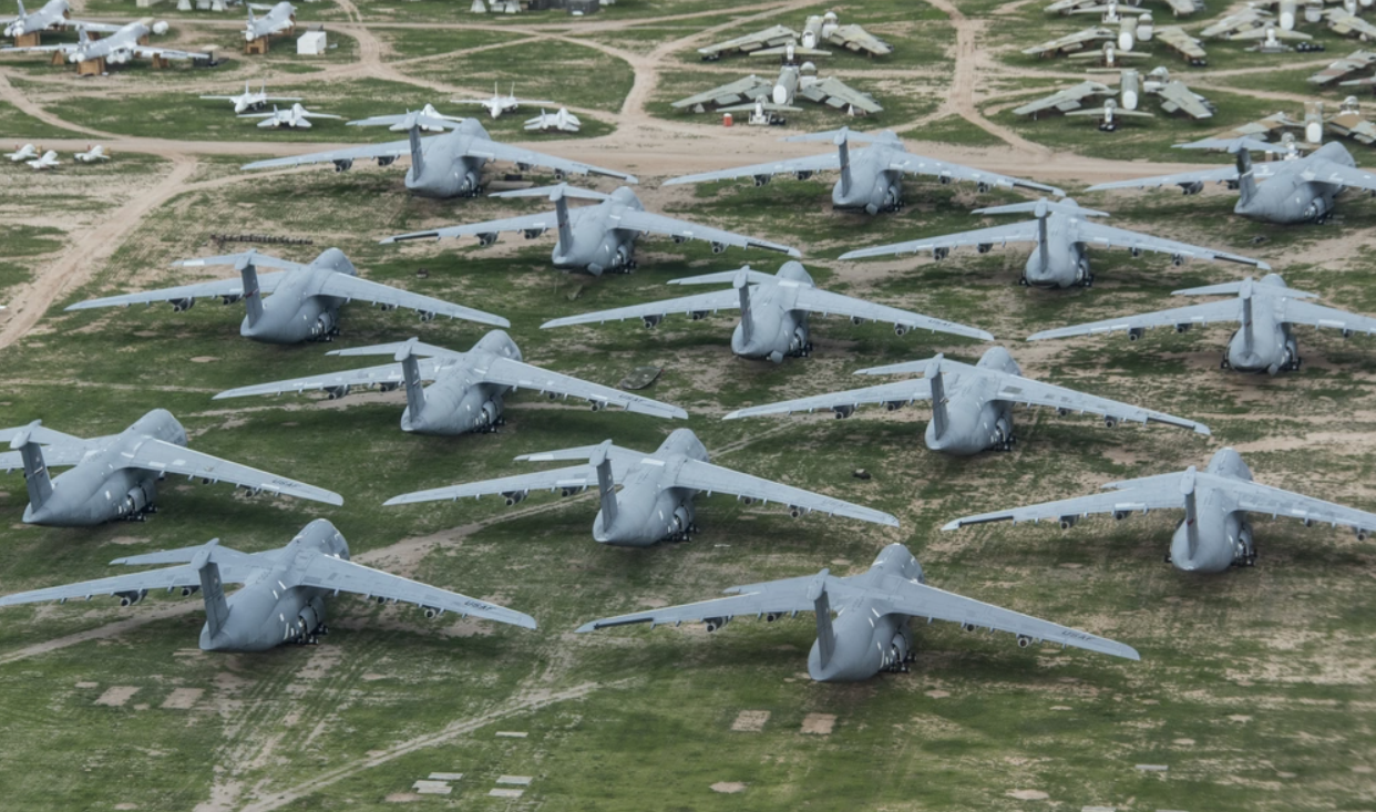 Avions de transport stratégiques C-5 Galaxy entreposés sur la base US Air Force de Davis Monthan, Arizona