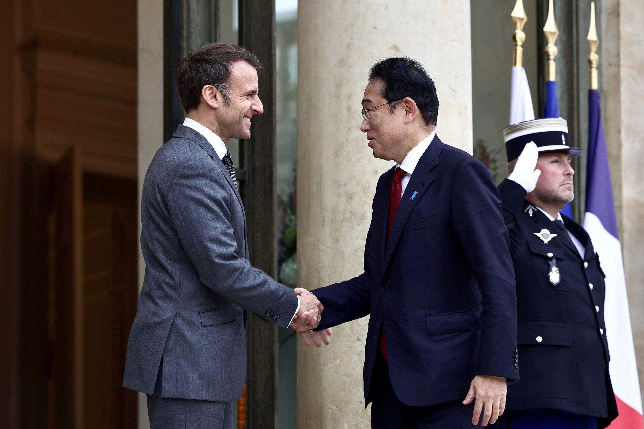 Le président Macron saluant le Premier ministre Kishida, Élysee, mai 2024