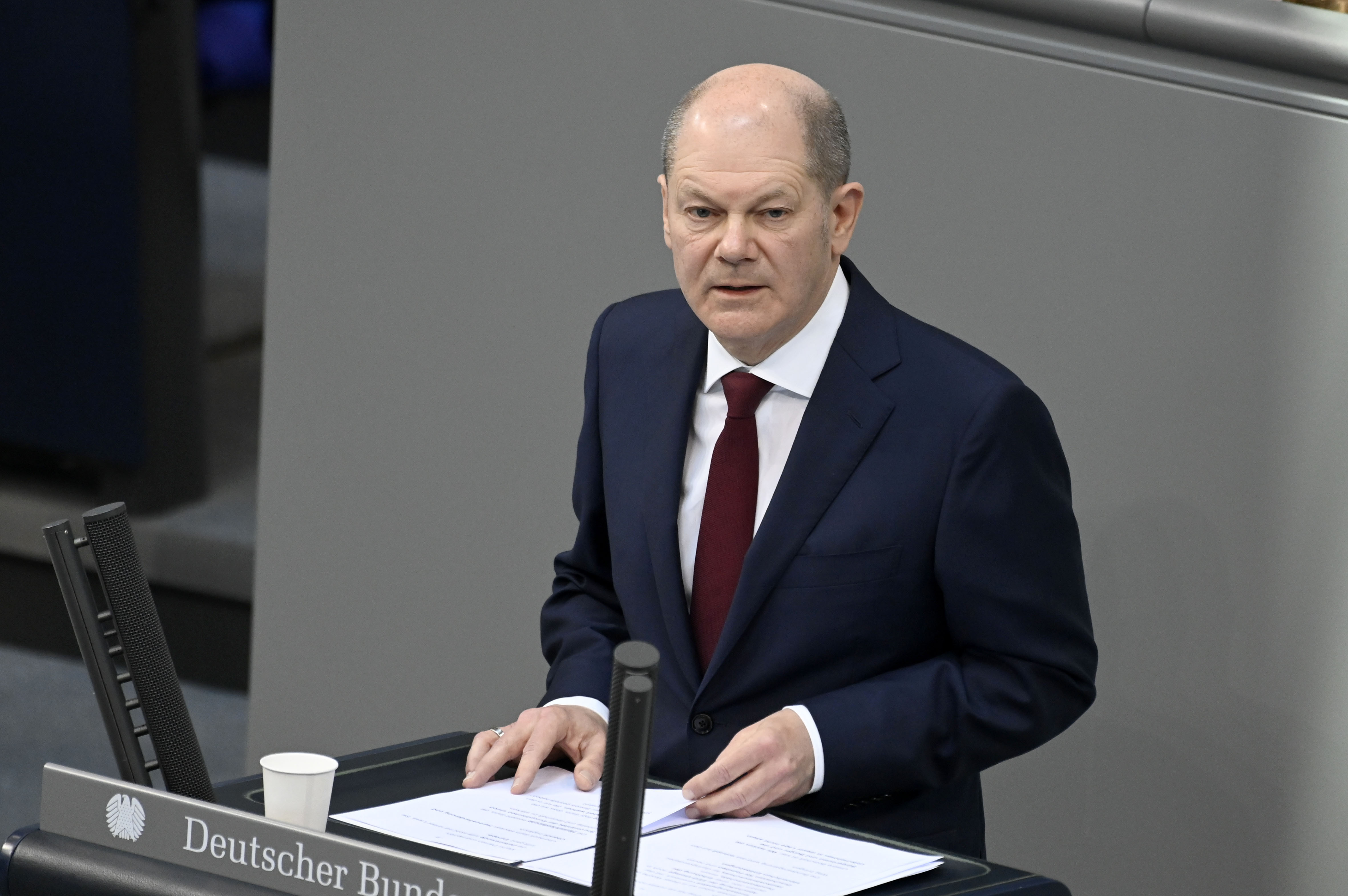 Le 27 février 2022, le chancelier fédéral Olaf Scholz (SPD) a fait une déclaration gouvernementale au Bundestag à l'occasion de l'invasion russe en Ukraine et a parlé de "changement d'époque".