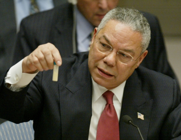 Le secrétaire d'état américain Colin Powell présente aux Nations-Unis une fiole qui contiendrait de l'anthrax, le 5 février 200