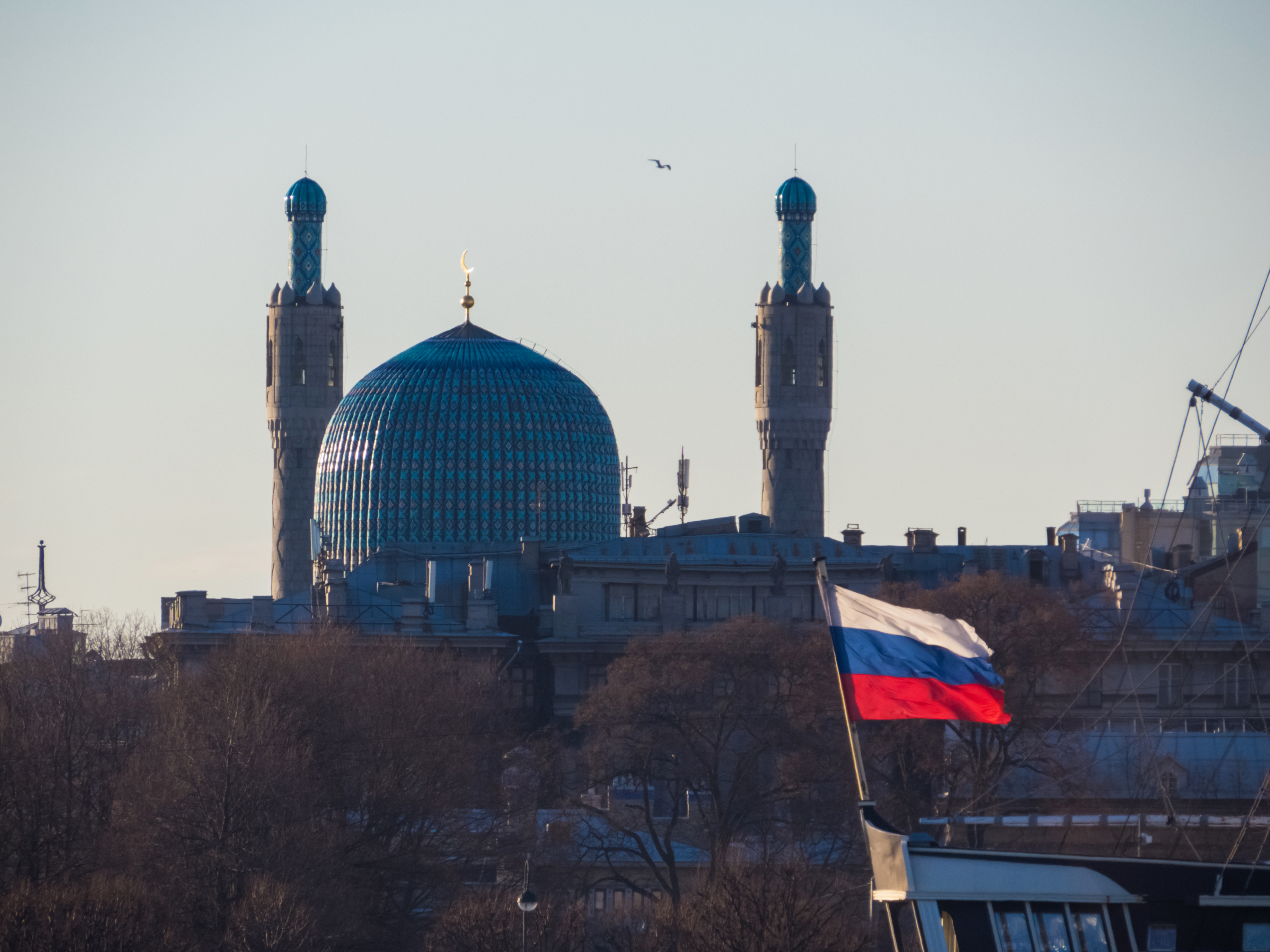 Russian flag and the St. Petersburg Mosque