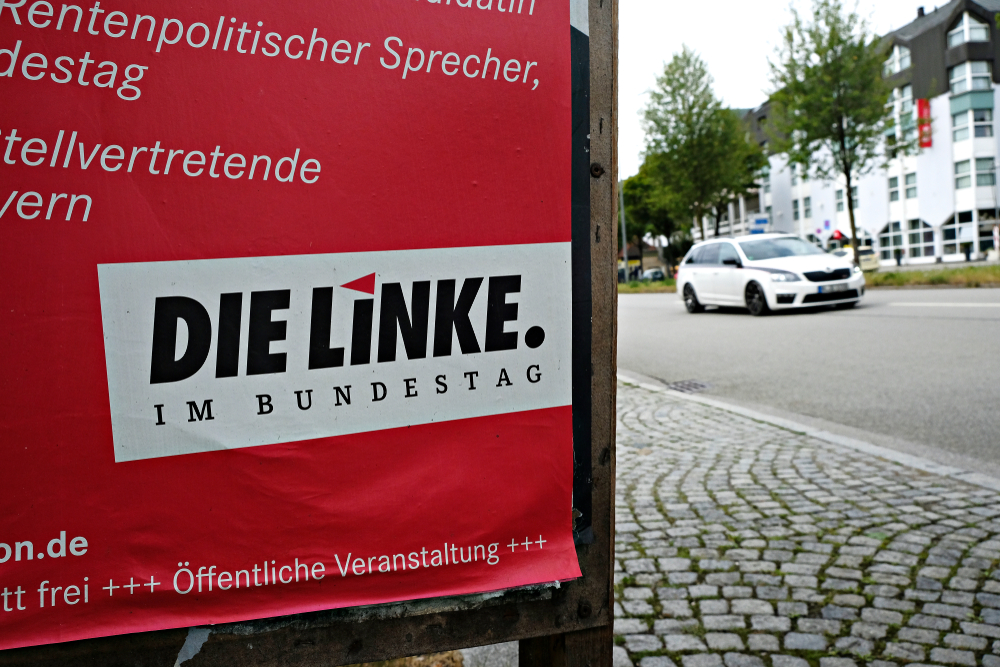 Ein Wahlkampfplakat der Partei Die Linke in einer Straße in München, Deutschland am 23. Juli 2017