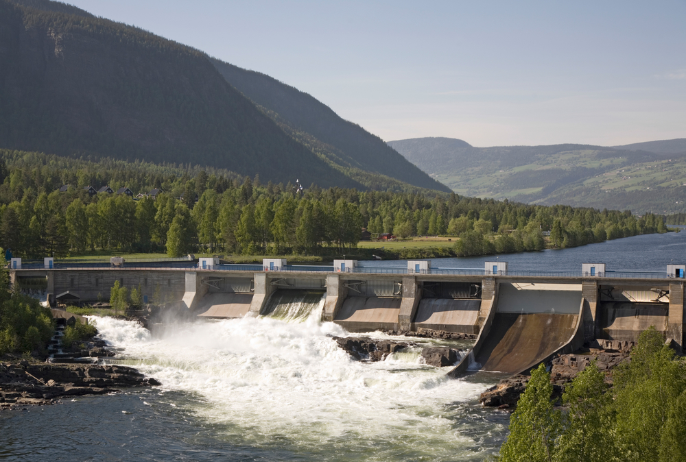 Un petit barrage et une centrale électrique à Gudbrandsdal, dans l'est de la Norvège © Bent Nordeng / Shutterstock