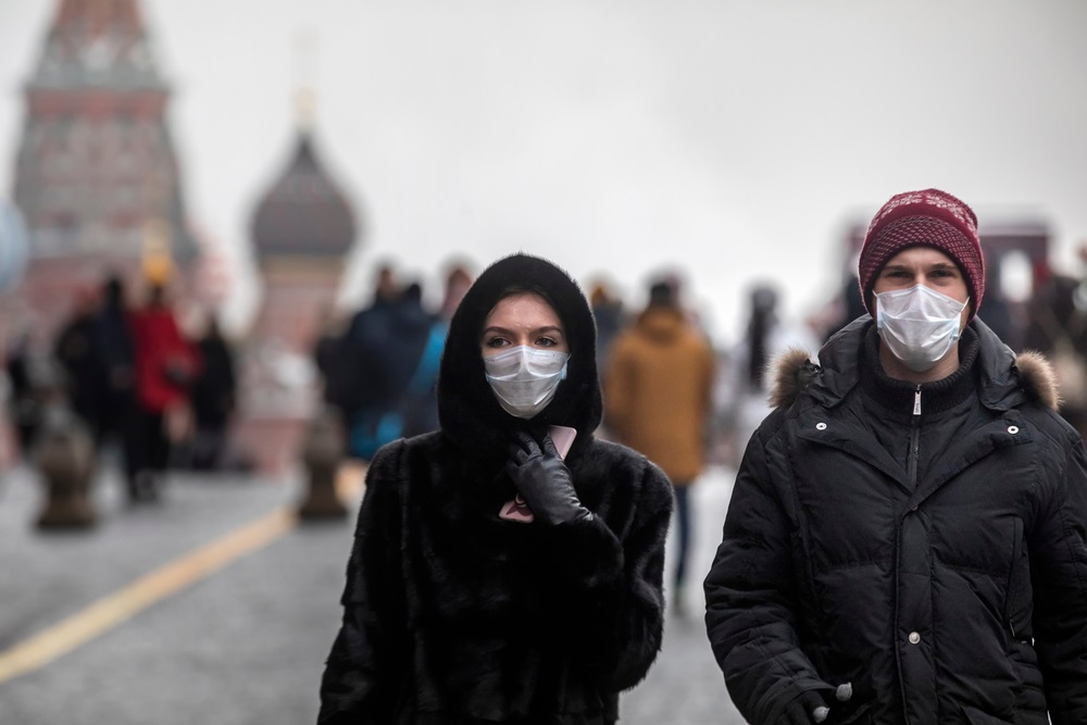 Moscou, Russie. Le 1er février 2020, des Russes portent un masque médical en marchant sur la Place Rouge