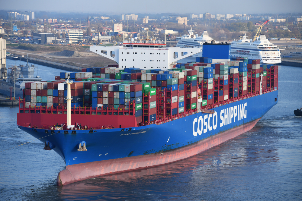 Le porte-conteneurs Cosco Gemini de la compagnie maritime COSCO, Hambourg, Allemagne, le 8 avril 2020