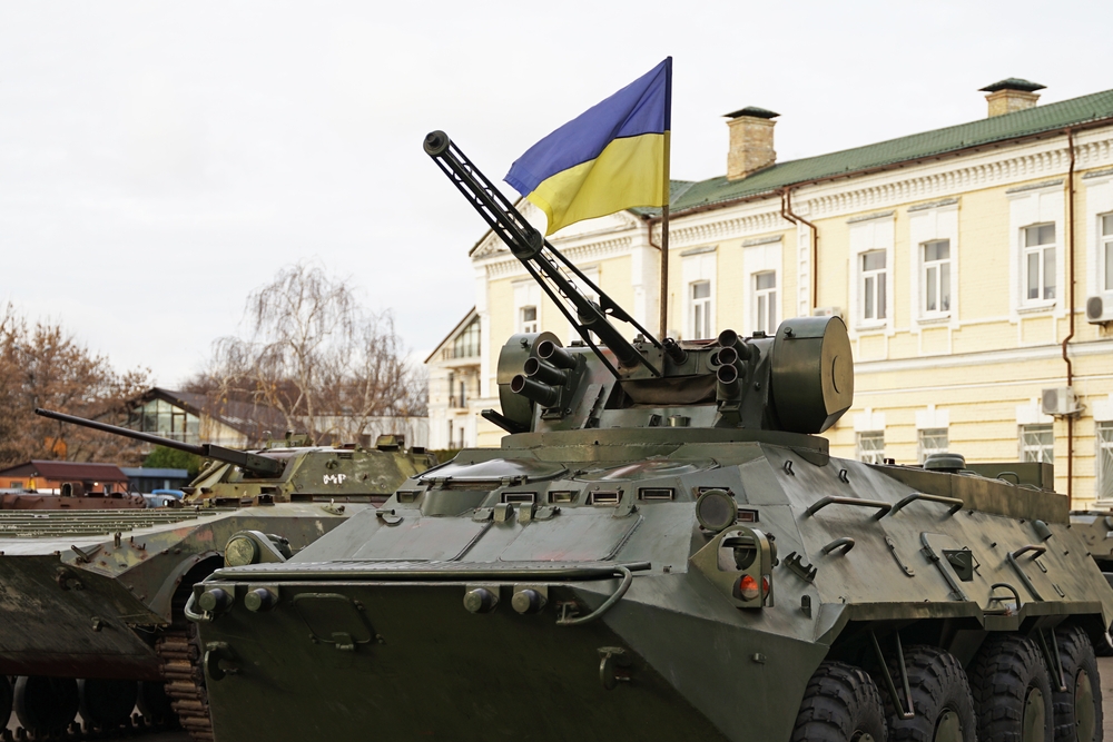 Transporteur de troupes et char avec drapeau ukrainien