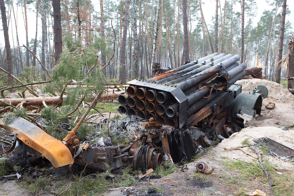 Système russe de missiles à fusée multiple Uragan détruit par les Ukrainiens, Kolonshchyna, 21 avril 2022