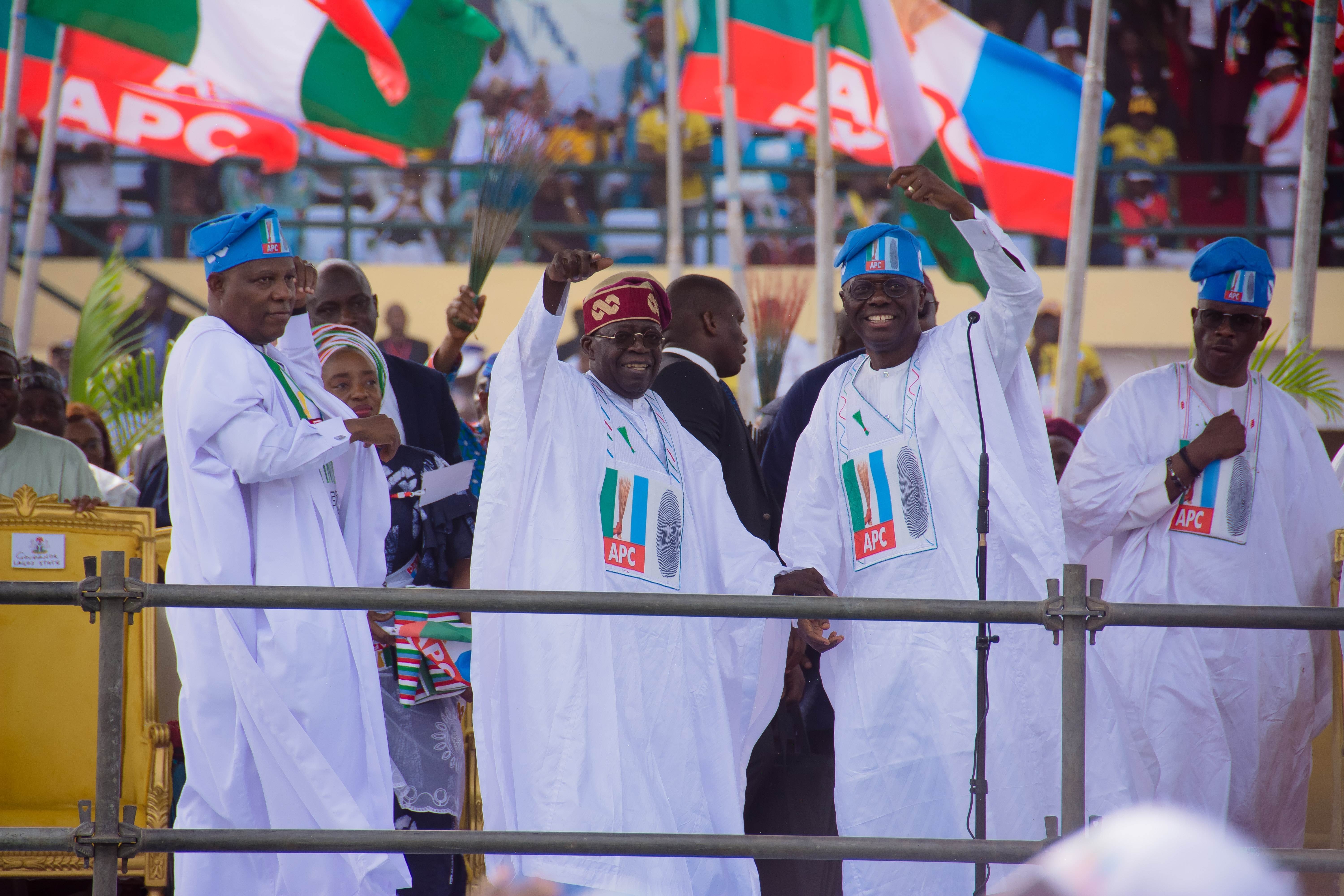 Le président du Nigeria, Elect Bola Ahmed Tinubu, aux côtés du gouverneur de l'Etat de Lagos, lors du rassemblement présidentiel APC à Lagos au Nigeria, en février 2023.