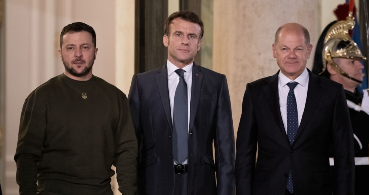 Le président français Emmanuel Macron accueille le président ukrainien Volodymyr Zelensky avec le chancelier Olaf Scholz, Palais de l'Elysée - 8 février 2023