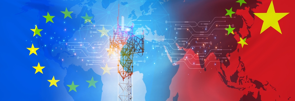 Technologie chinoise 5g dans le concept de l'UE. Tour de télécommunication pour réseau 5g. Les drapeaux de l'Europe et de la Chine. Technologies de communication. Réseau mobile ou de télécommunications 5g. Entreprise de connexion réseau. Service 5g.