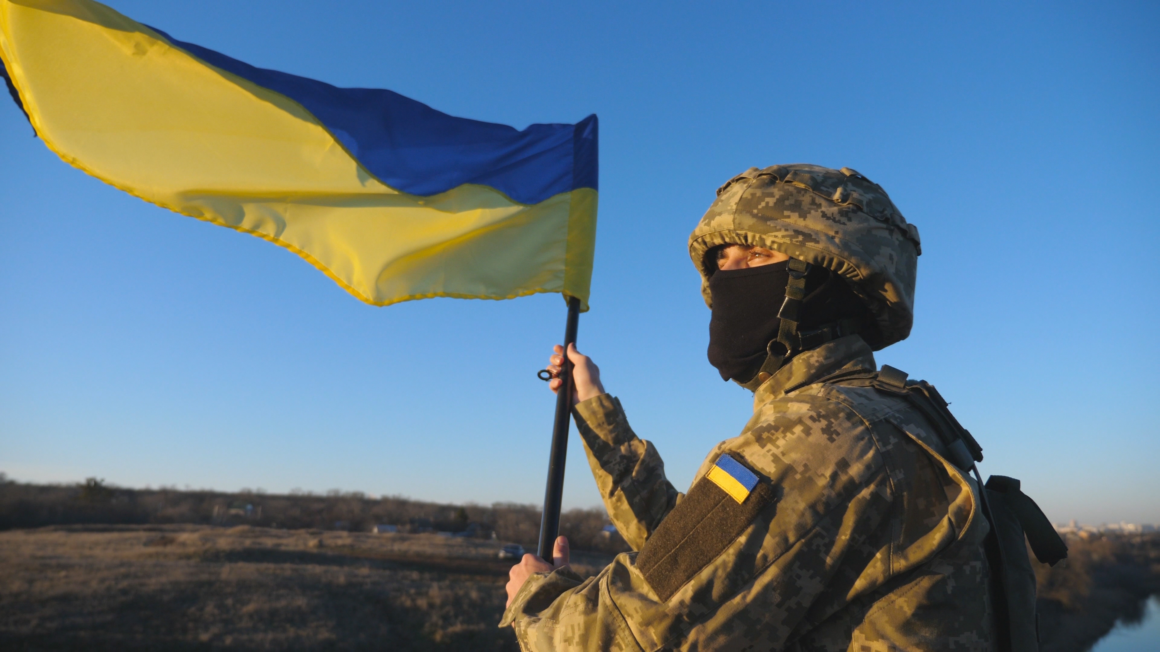 Soldat ukrainien avec le drapeau