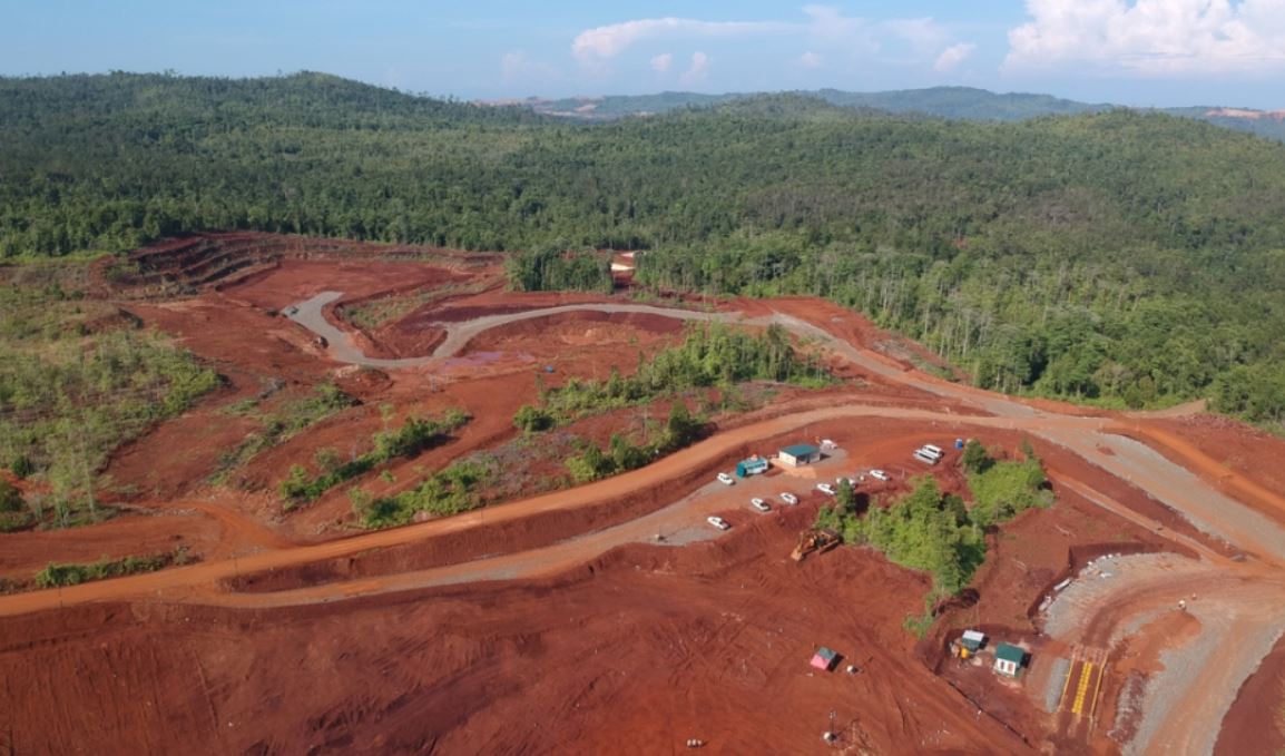 Ouverture et défrichement d'une zone d'extraction de nickel, Pomalaa, Indonésie - mars 2023 