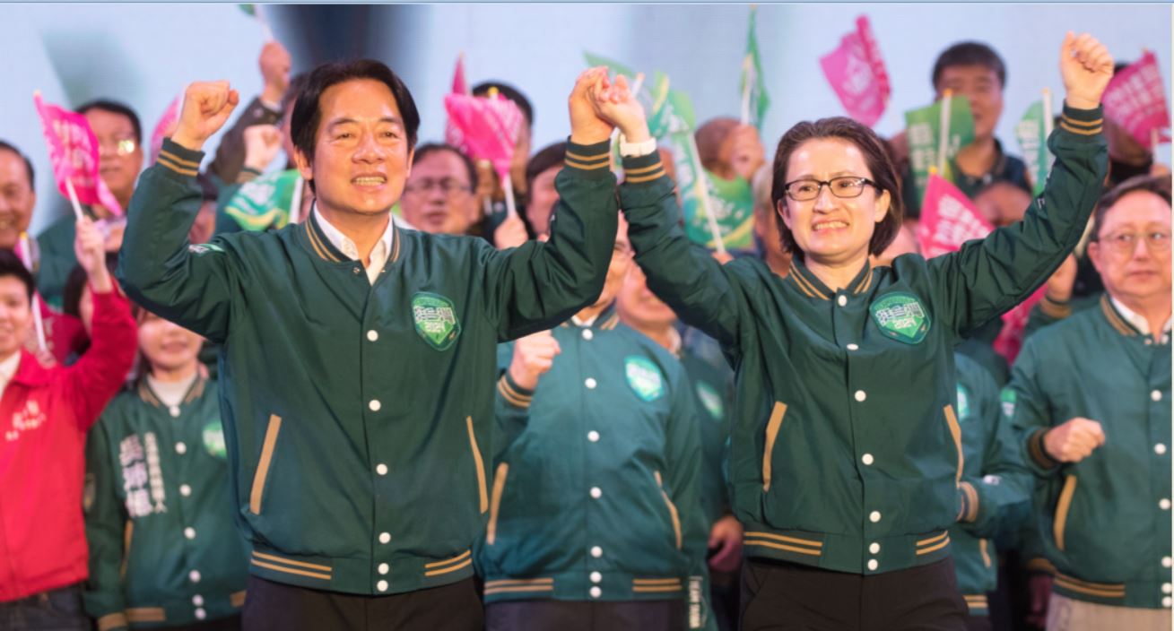 Lai Ching-te (William Lai) vice-président et est aussi le candidat du DPP à la présidence et son colistier Hsiao Bi-Khim applaudissent lors d'un rassemblement de campagne à Taïwan le 3 décembre 2023.