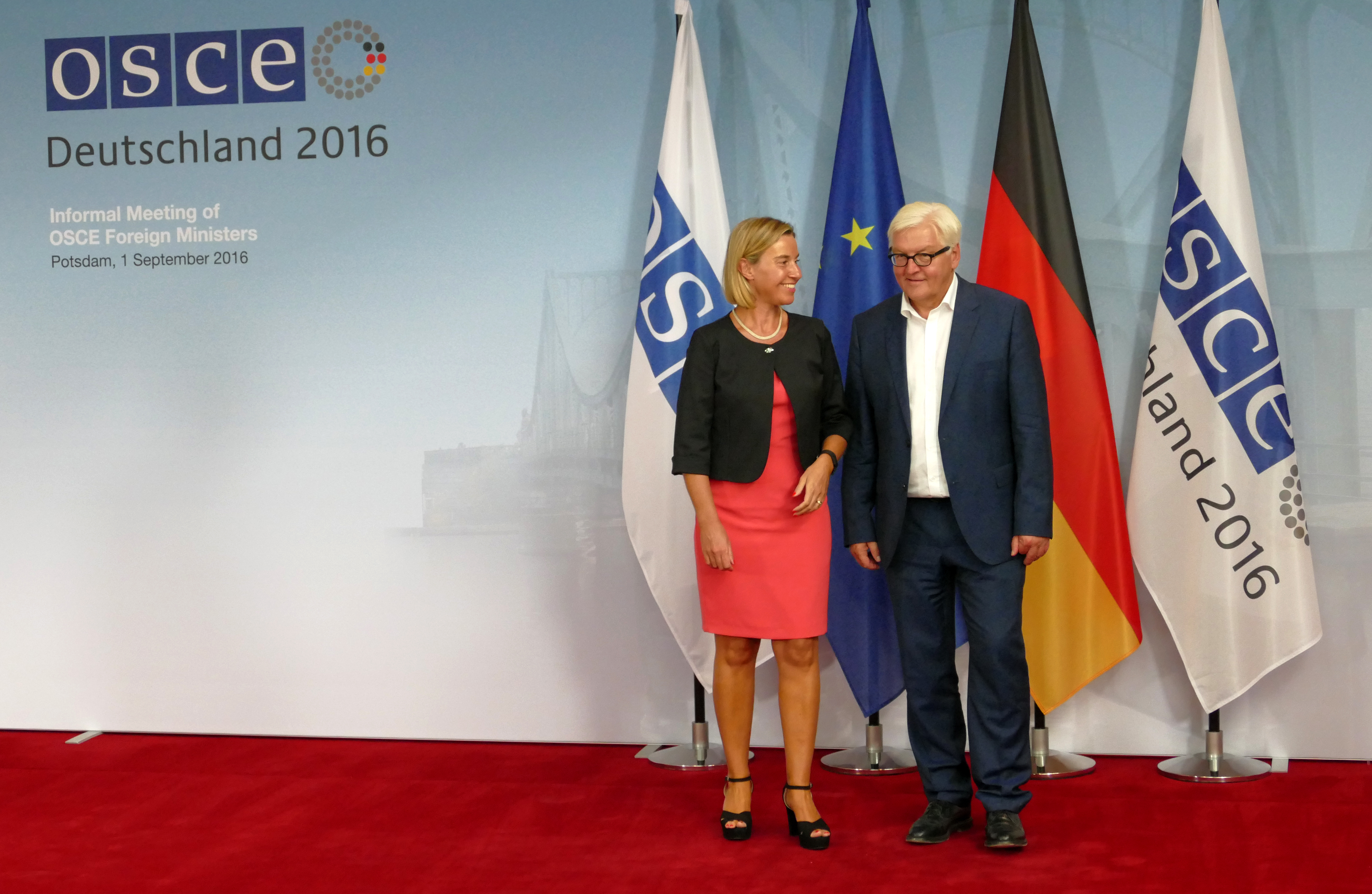 Bundesaußenminister Dr. Frank-Walter Steinmeier begrüßt Federica Mogherini, Hohe Vertreterin der EU für Außen- und Sicherheitspolitik. Potsdam, Deutschland. 1. September 2016.