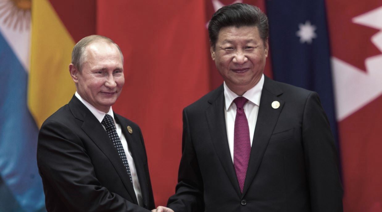 Le président chinois Xi Jinping accueille le président russe Vladimir Poutine au sommet du G20 à Hangzhou