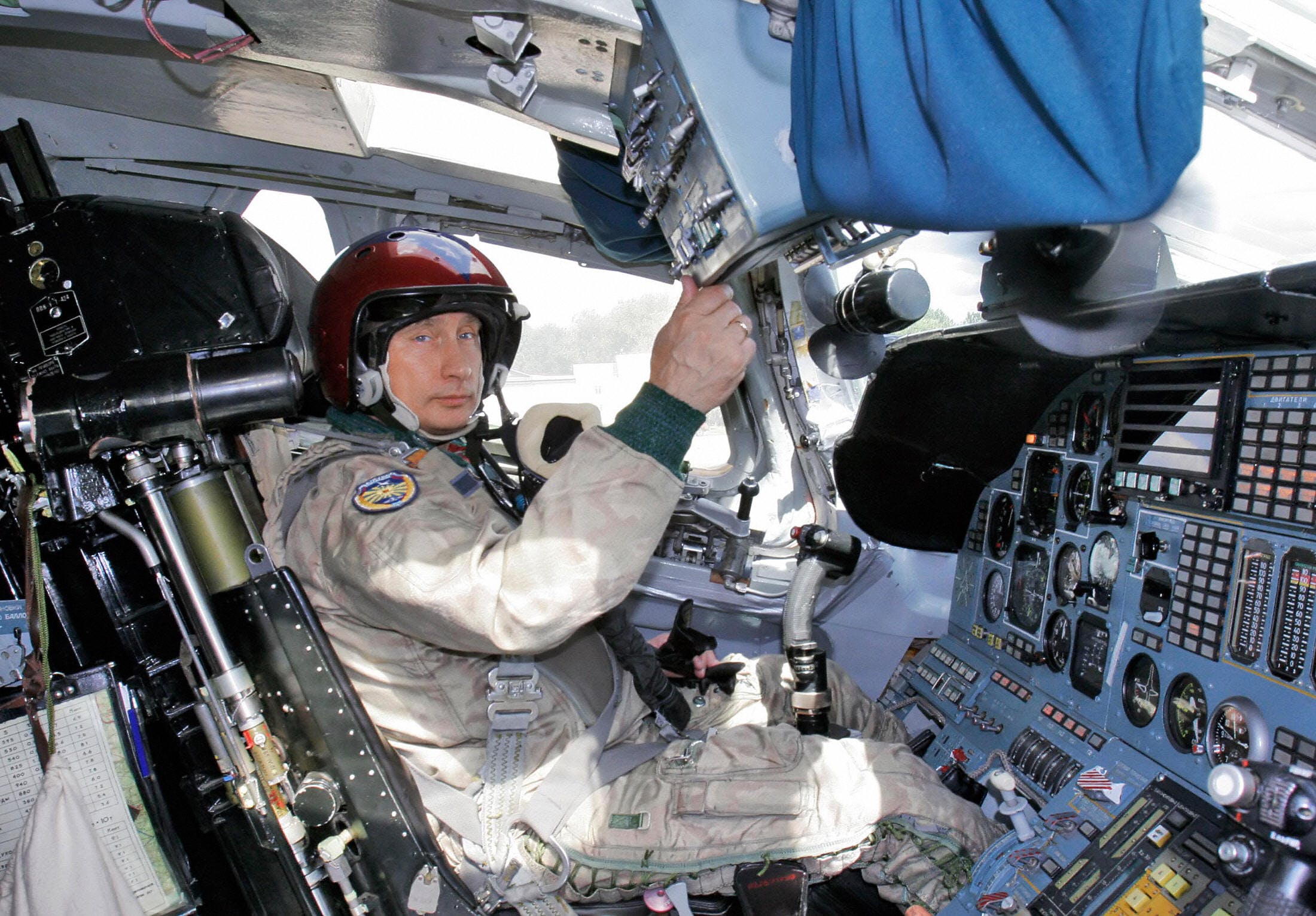 Le Président Vladimir Poutine dans la cabine du bombardier stratégique ТU-160, aérodrome de Chkalovsky – 16 août 2005