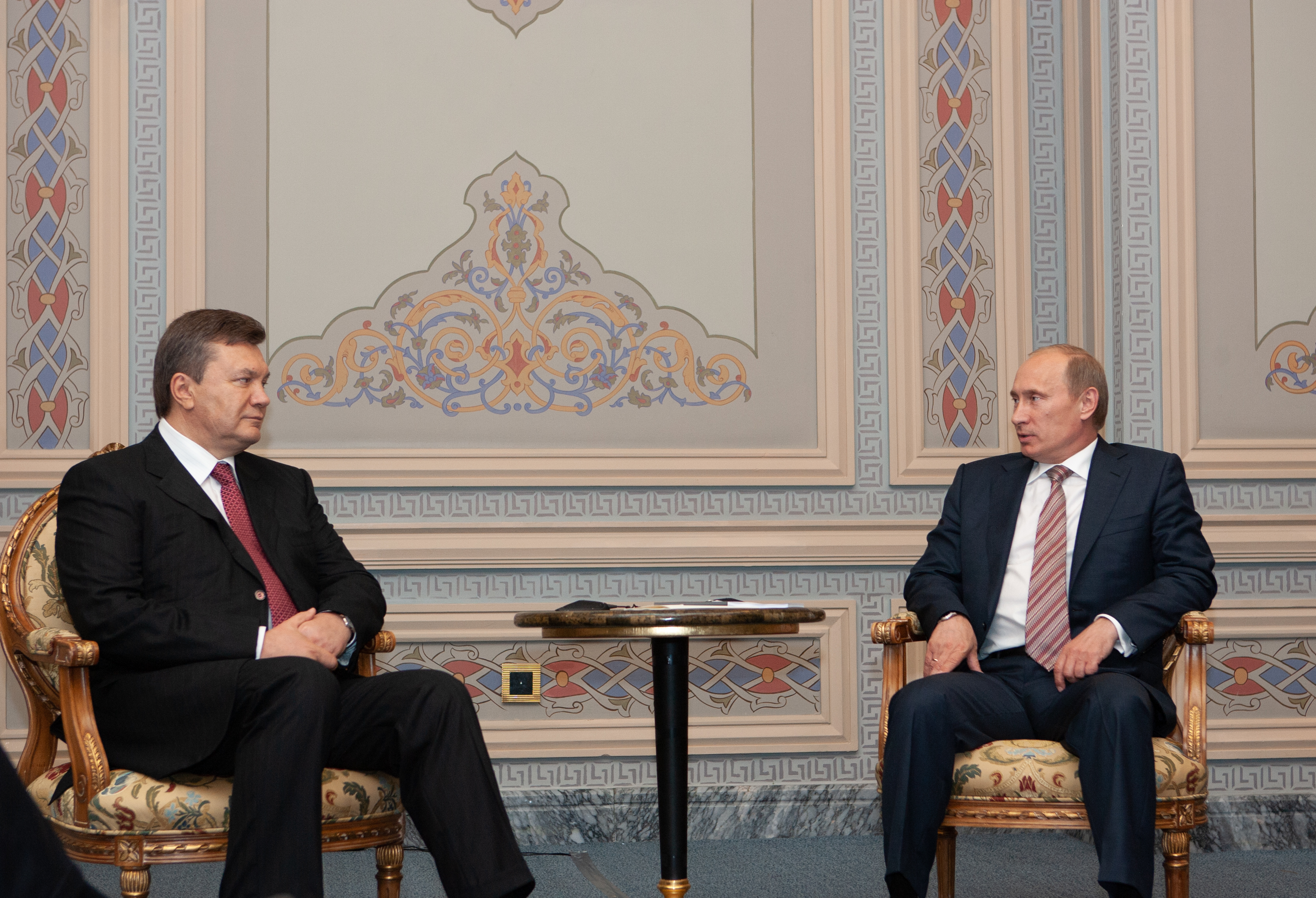 Le président ukrainien Viktor Ianoukovytch et Vladimir Poutine, alors premier ministre de la Russie, Istanbul, 8 juin 2010