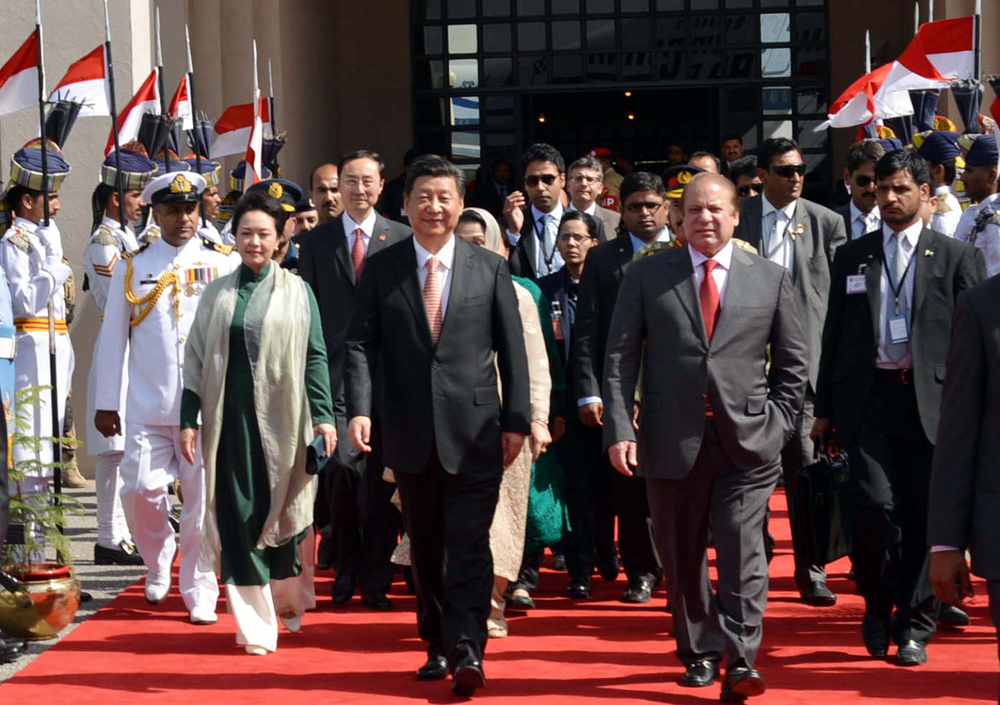 Le Premier ministre pakistanais Muhammad Nawaz Sharif et le Président chinois Xi Jinping à son départ de la base aérienne de Nur Khan le 21 avril 2015 à Islamabad