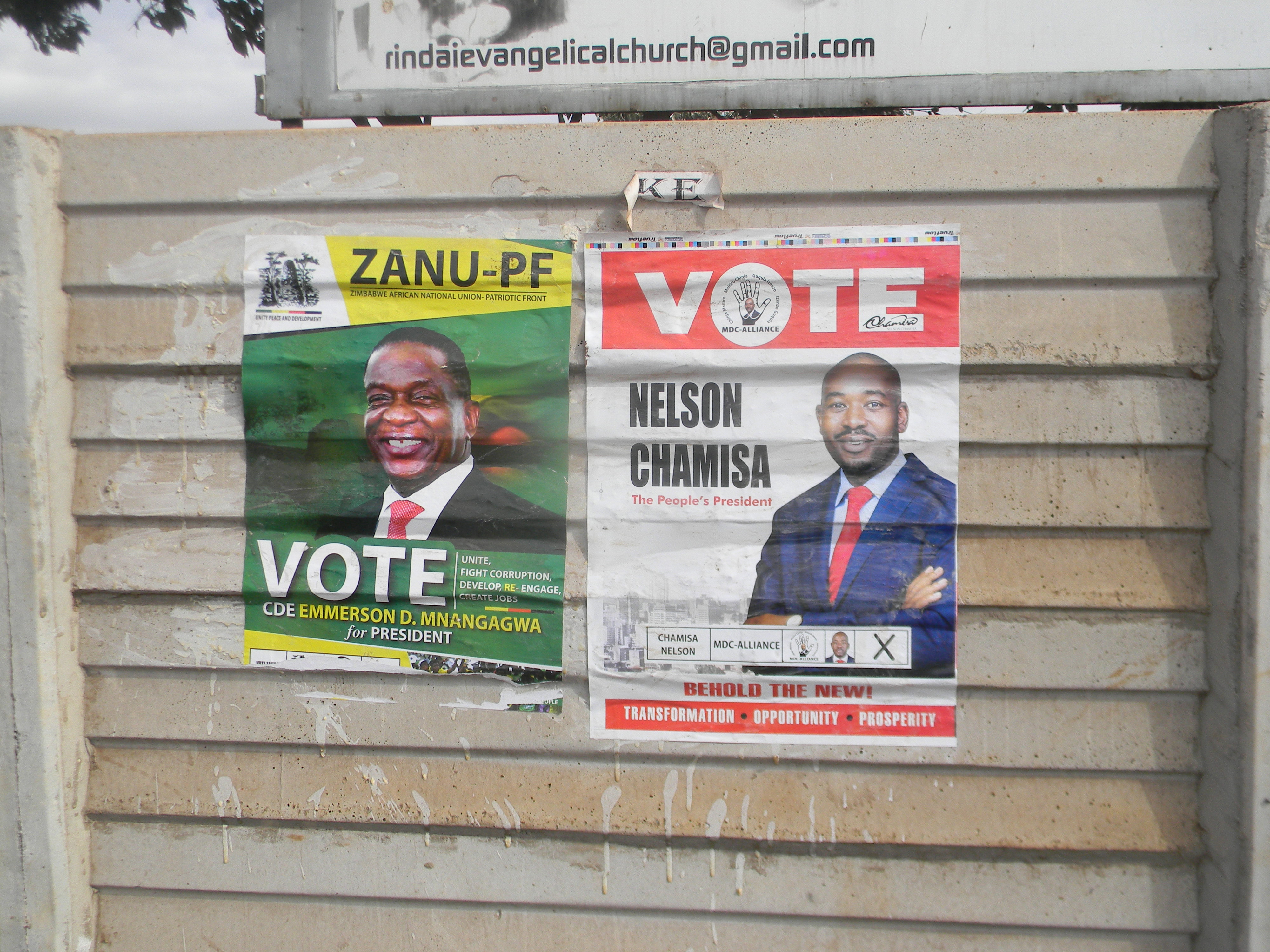 Affiches de campagne électorale d'Emmerson Mnangagwa et de Nelson Chamisa