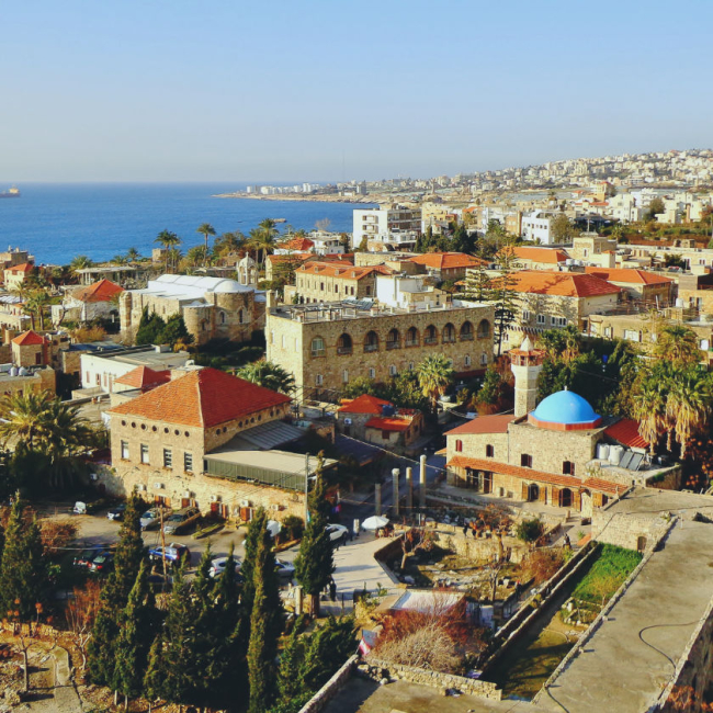 Vue aérienne de la célèbre et historique ville côtière méditerranéenne: Byblos, Liban