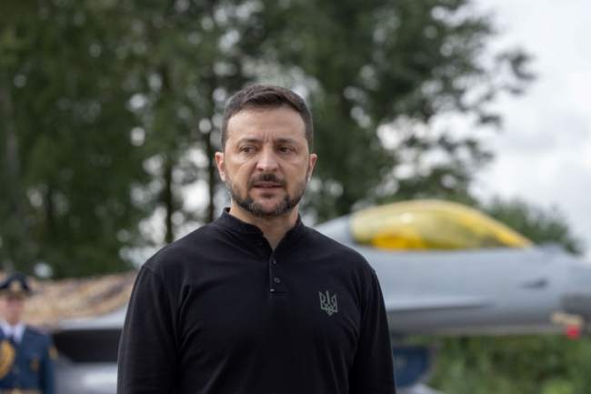 Volodymyr Zelensky sur fond d'avions de chasse F-16 de l'armée de l'Air ukrainienne