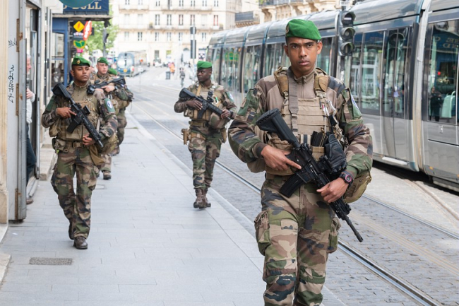 Des légionnaires patrouillant lors de l’opération sentinelle à Paris