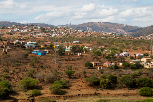 Habitations et huttes dispersées de manière informelle dans une région rurale vallonnée de l'Afrique du Sud Credits: Icswart/ Shutterstock