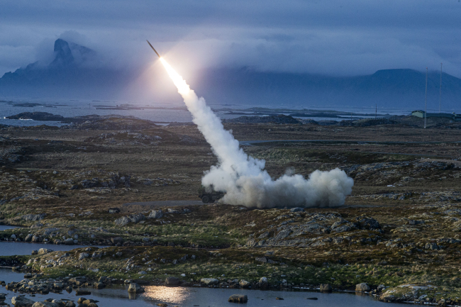 Lancement de système de fusée d'artillerie à grande mobilité (HIMARS), ANDØYA, Norvège (31 mai 2021)