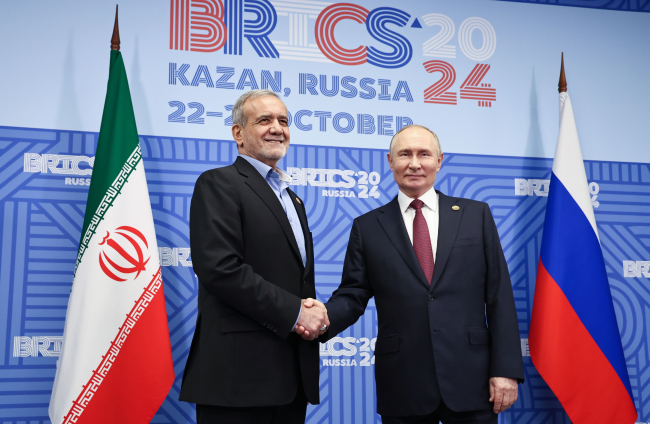 Le président russe Vladimir Poutine et le président iranien Masoud Pezeshkian, Sommet des BRICS, Kazan, Russie - 23 oct. 2024