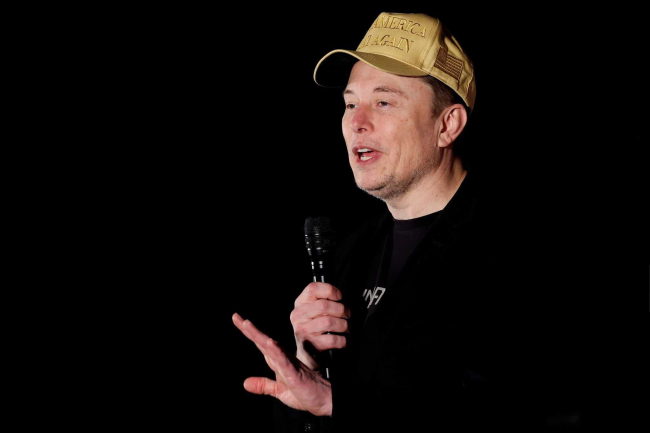  Le fondateur de SpaceX et de Tesla, Elon Musk, participe à une réunion pour promouvoir le vote anticipé et l'absentéisme au Lycée Ridley le 17 octobre 2024 à Folsom, Pennsylvanie