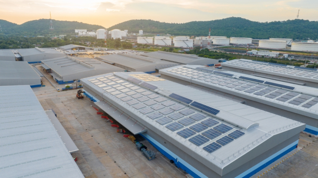 Panneaux solaires sur entrepôt